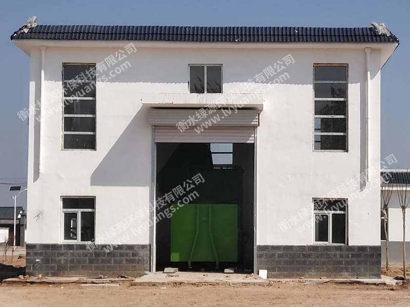 濟(jì)南側(cè)上料垃圾壓縮設(shè)備安裝現(xiàn)場(chǎng)